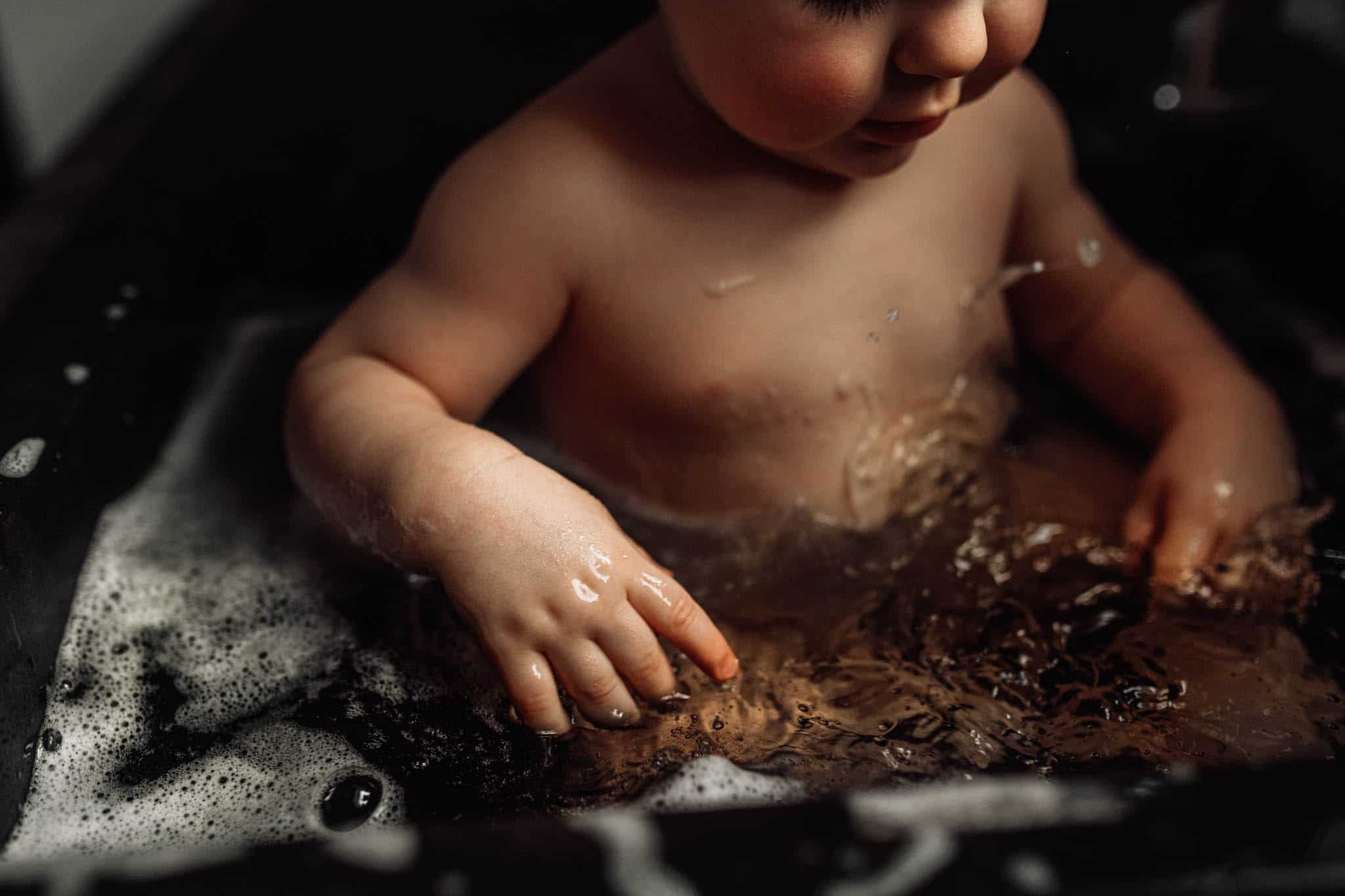 koupání miminka ve dřezu