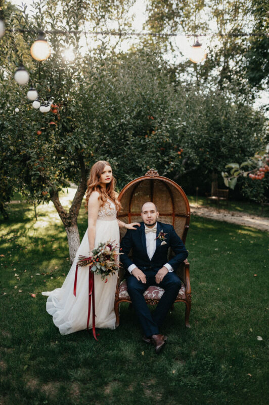 nevěsta a ženich v křesle