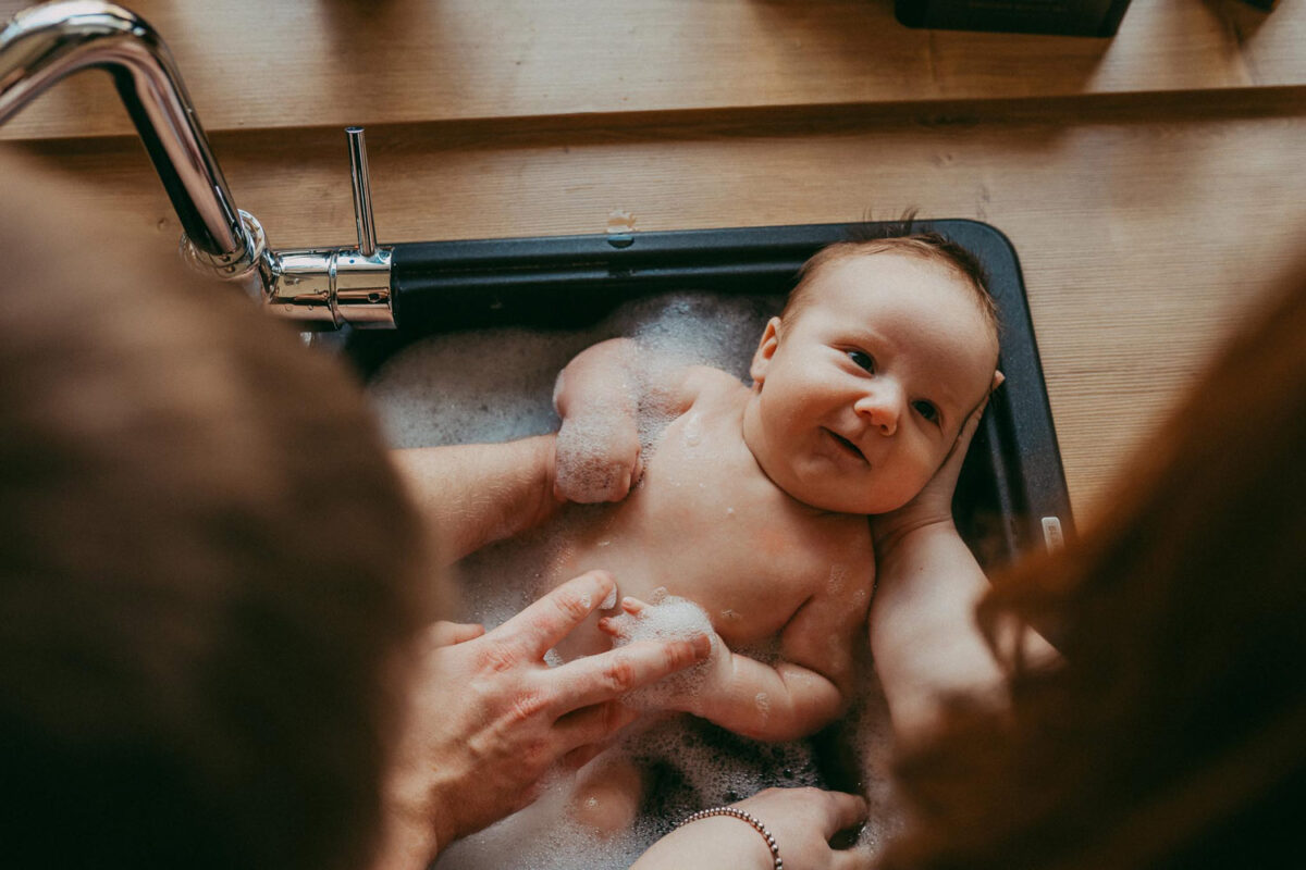 koupání miminka ve dřezu