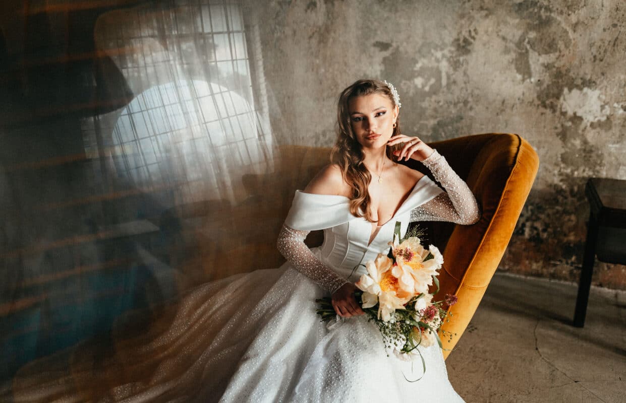 nevesta svatebni saty kytice