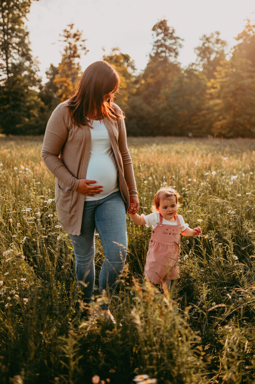 Těhotná maminka na louce